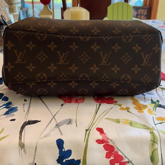 Louis Vuitton Rivoli hand bag only used a few. - Picture 3 of 9